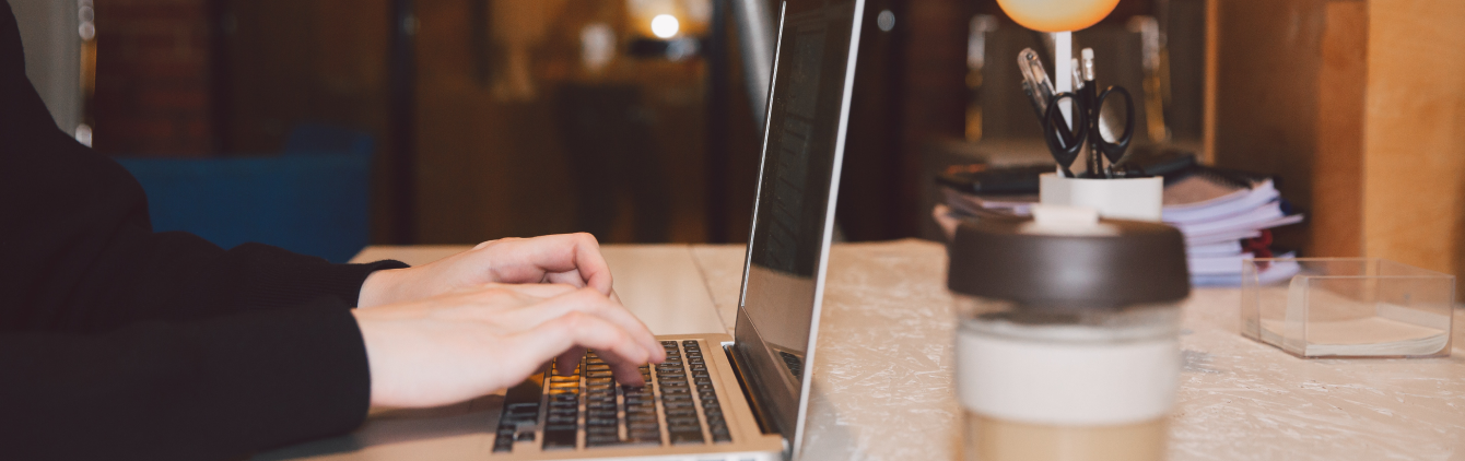 laptop-hand-coffee